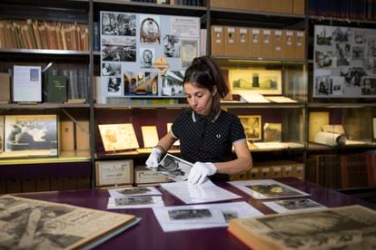 La historiadora española Almudena Rubio, una de las investigadoras del IISH, trabajando el pasado mayo en los documentos de la Guerra Civil española.