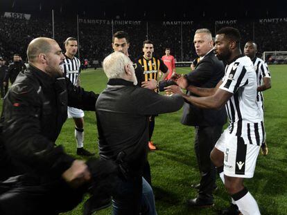 El presidente del equipo griego de fútbol PAOK arremete contra el árbitro, el pasado 12 de marzo. 
