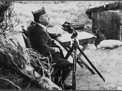 El general Franco, en el frente de Aragón, en 1938.