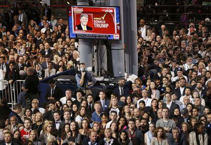 Una pantalla muestra ganador a Donald Trump en la sede demócrata en el Centro de Convenciones de Jacob K. Javits de Nueva York.
