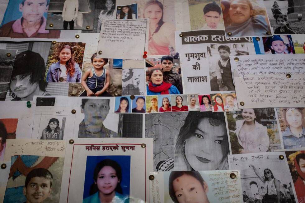 Fotos, mensajes y descripciones de hombres, mujeres y niños desaparecidos, muchos de ellos posiblemente víctimas del tráfico de personas, llenan un tablón de la comisaría de policía de la frontera entre Nepal e India en la ciudad nepalí de Bhairahawa.