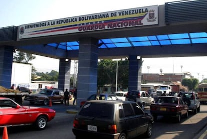 En la imagen, una fila de carros espera el paso en la frontera colombo-venezolana.