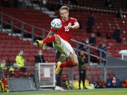 Daniel Wass controla el balón durante un Dinamarca-Inglaterra de la Nations League.