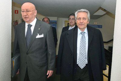 Los presidentes de Caixa Galicia, Mauro Varela (izquierda), y Caixanova, Julio  Gayoso. Detrás, Paz Andrade (izquierda) y Fernández Moreda.