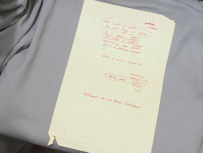 La letra y las notas escritas a mano de "Hotel California", del músico Don Henley de los Eagles, en una tienda de Nueva York.
