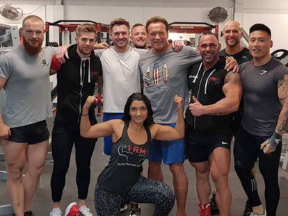 Imagen de grupo de la visita del actor publicada en el Instagram del centro de fitness.