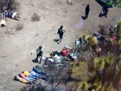 Autoridades caminan frente a las personas halladas en Matehuala (Estado de Guanajuato), el 6 de abril.