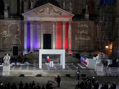 El Presidente francés Emmanuel Macron ante el ataúd de Samuel Paty, el profesor decapitado por un terrorista islamista, en la Sorbona, el pasado octubre.