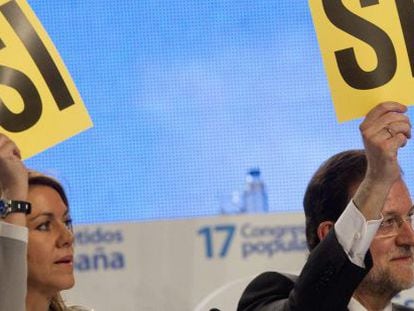 El presidente del Partido Popular, Mariano Rajoy, y la secretaria general de la formación política, María Dolores de Cospedal, en la primera votación.