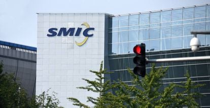 Logo de SMIC en la sede de la compañía china, en Shanghai.