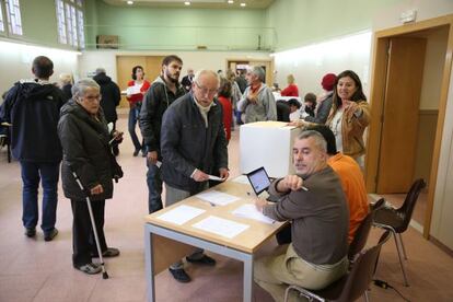 Ciutadans votant aquest matí en un col·legi del Guinardó.