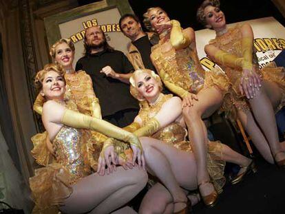 Santiago Segura y José Mota, con varias bailarinas en la presentación de <i>Los productores.</i>