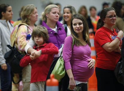 Una embarazada espera en la cola para vacunarse contra la gripe A en Pensilvania (EE UU).