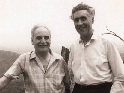 Ayala, a la izquierda, posa con Ricardo Gullón en Puerto Rico en la década de los cincuenta.