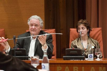 El científico Jorge Wagensberg y la escritora Espido Freire defendieron en el Parlamento de Cataluña la abolición de los toros.