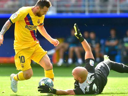 Dmitrovic le sisa la pelota a Messi en el uno contra uno.