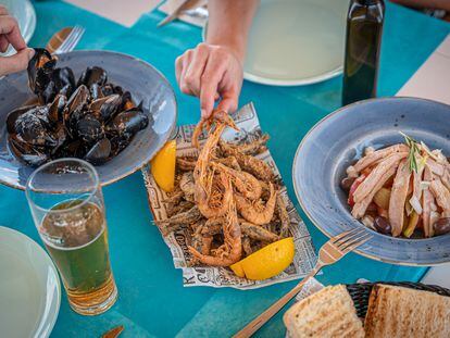 Mejillones del Delta, ensalada de ventresca con tomate payés y fritura, en Calma Salada (El Vendrell, Tarragona), en una imagen proporcionada por Guía Repsol.