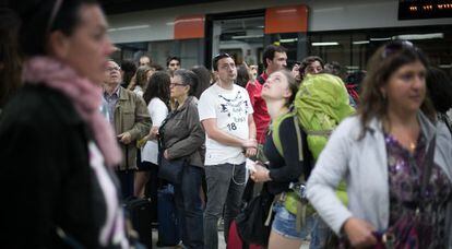 Pasajeros esperando un tren de Rodalies de Renfe en Sants, Barcelona.