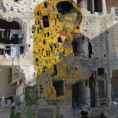 'Freedom graffiti', de Tammam Azzam, sobreimpresiona 'El beso', de Klimt, sobre un edificio acribillado.