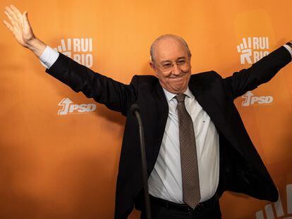 El candidato del PSD, Rui Rio, tras conocer su victoria en un hotel de Oporto (Portugal), este domingo.