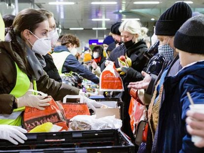 Voluntarios repartiendo ayuda a refugiados ucranianos llegados a Berlín el 7 de marzo de 2022.