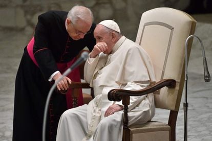 El papa Francisco conversa con monseñor Leonardo Sapienza durante una audiencia en el Vaticano, este sábado.