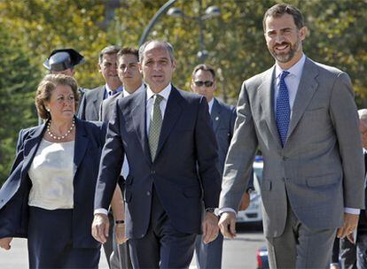 Rita Barberá, alcaldesa de Valencia, y Francisco Camps, recibieron ayer al Príncipe Felipe en el Palau de les Arts de Valencia.
