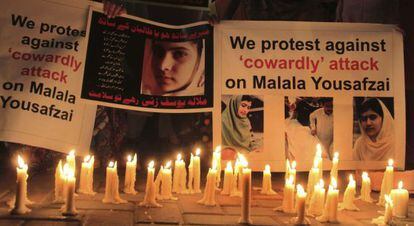 Carteles con el retrato de Malala Yousafzai durante un rezo general por la mejor&iacute;a de su salud.