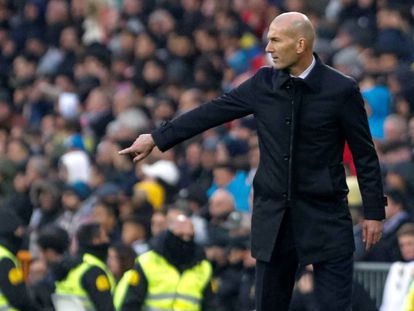 Zidane da órdenes a sus jugadores en el Real Madrid-Sevilla.