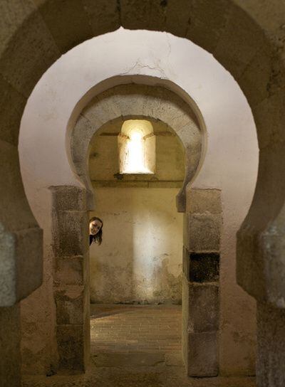 Interior de la capilla mozárabe de San Miguel, un monumento del siglo X en Celanova (Ourense).