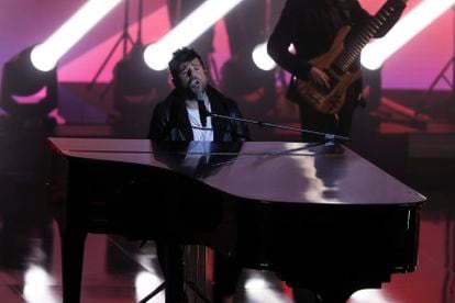 El cantante Pablo López, durante su actuación en la gala de los Premios Goya 