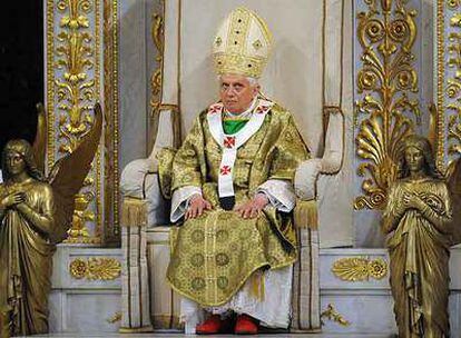 Benedicto XVI preside la eucaristía inaugural del sínodo de obispos, celebrada ayer en la basílica romana de San Pablo Extramuros.