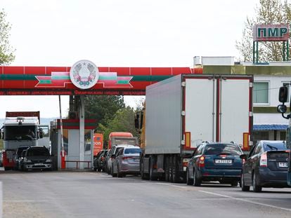 Una cola de vehículos para cruzar la línea divisoria entre la región separatista de Transnistria y el resto de Moldavia.