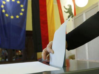 Una persona vota en las elecciones regionales de Berl&iacute;n (Alemania).