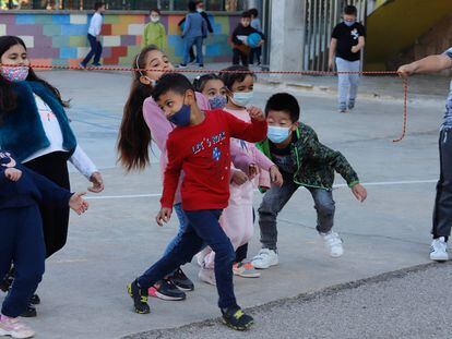 Niños juegan en el recreo en el colegio Aura de Terrassa.