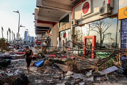 Las calles de Acapulco, en México, tras el paso del huracán Otis, el pasado jueves.