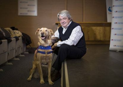 El paciente Eugenio Sánchez con uno de los perros de terapia. 