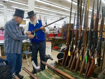 Eldon Leasure (d) se gana la vida con la venta de armas de fuego.