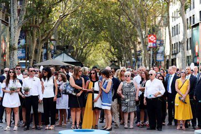 Els familiars de les víctimes dels atemptats de Barcelona i Cambrils aquest divendres en l'homenatge a la Rambla.