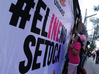 Protesta para defender al INE a las afueras del Senado de la República durante el día de discusión de la reforma secundaria en diciembre de 2022, en Ciudad de México (México).