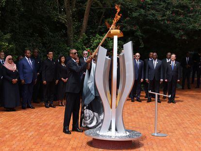 El presidente de Ruanda, Paul Kagame, y la primera dama, Jeanette Kagame, se preparan para encender la llama de la esperanza para conmemorar el genocidio de 1994, en el Centro Conmemorativo del Genocidio de Kigali, este domingo.