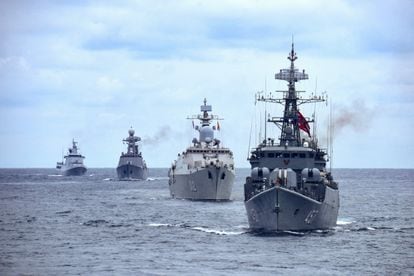 Cuatro buques militares de la flota de Indonesia, el 4 de diciembre en una demostración.