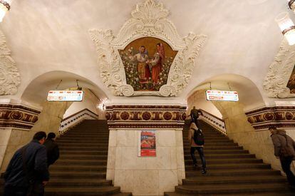 Pasajeros suben las escaleras de la estación Kíyevskaya.