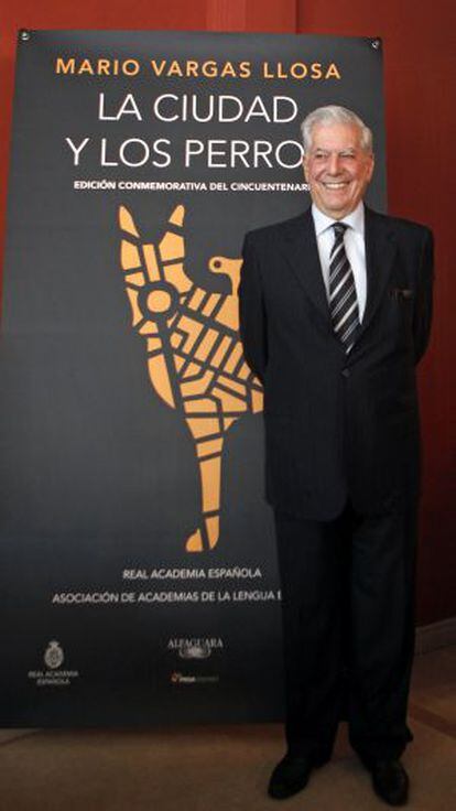 Vargas Llosa delante de la porta de la edición conmemorativa.