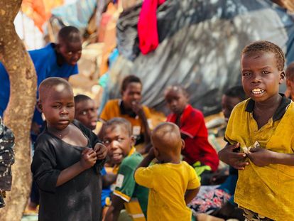 Un grupo de niños juega este mes en un campo de refugiados para desplazados internos en Mogadiscio.
