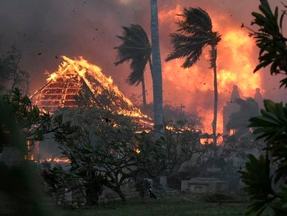 La histórica Iglesia Waiola y la cercana Misión Hongwanji arden el martes 8 de agosto de 2023, en Lahaina, Hawái.