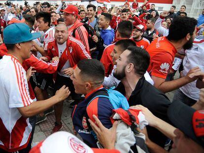 Aficionados de River Plate protestan contra la decisión de jugar la final en Madrid.
