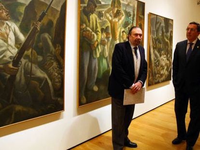 Viar (izquierda) y Bilbao posan ante el &#039;Tr&iacute;ptico de la guerra&#039;, de Arteta, en el Museo de Bellas Artes.