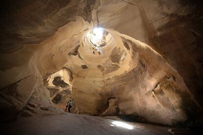 El sistema de cuevas artificiales de Beit Guvrin-Maresha (Israel), a 50 kilómetros al suroeste de Jerusalén, incluye cerca de 3.500 cámaras subterráneas (cisternas, columbarios, baños, silos, lugares de culto), con una extensión total de 500 hectáreas, una ciudad subterránea excavada en la roca de arenisca a lo largo de un periodo que abarca más de 2.000 años, desde la Edad de Hierro hasta la primera cruzada. Las cuevas más antiguas se remontan al siglo IX antes de Cristo, aunque las más espectaculares son las Bell Caves, un conjunto de más de 70 cuevas campaniformes conectadas entre sí, con una altura de entre 15 y 25 metros, que fueron talladas entre los siglos VI y VIII y utilizadas hasta el siglo XI.