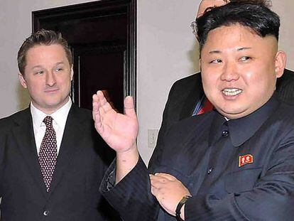 El canadiense Michael Spavor (izquierda), con el líder de Corea del Norte, Kim Jong-un, en enero de 2014 en Pyongyang. En el vídeo, la ministra de Asuntos Exteriores de Canadá, Chrystia Freeland, confirma la desaparición de Spavor.
